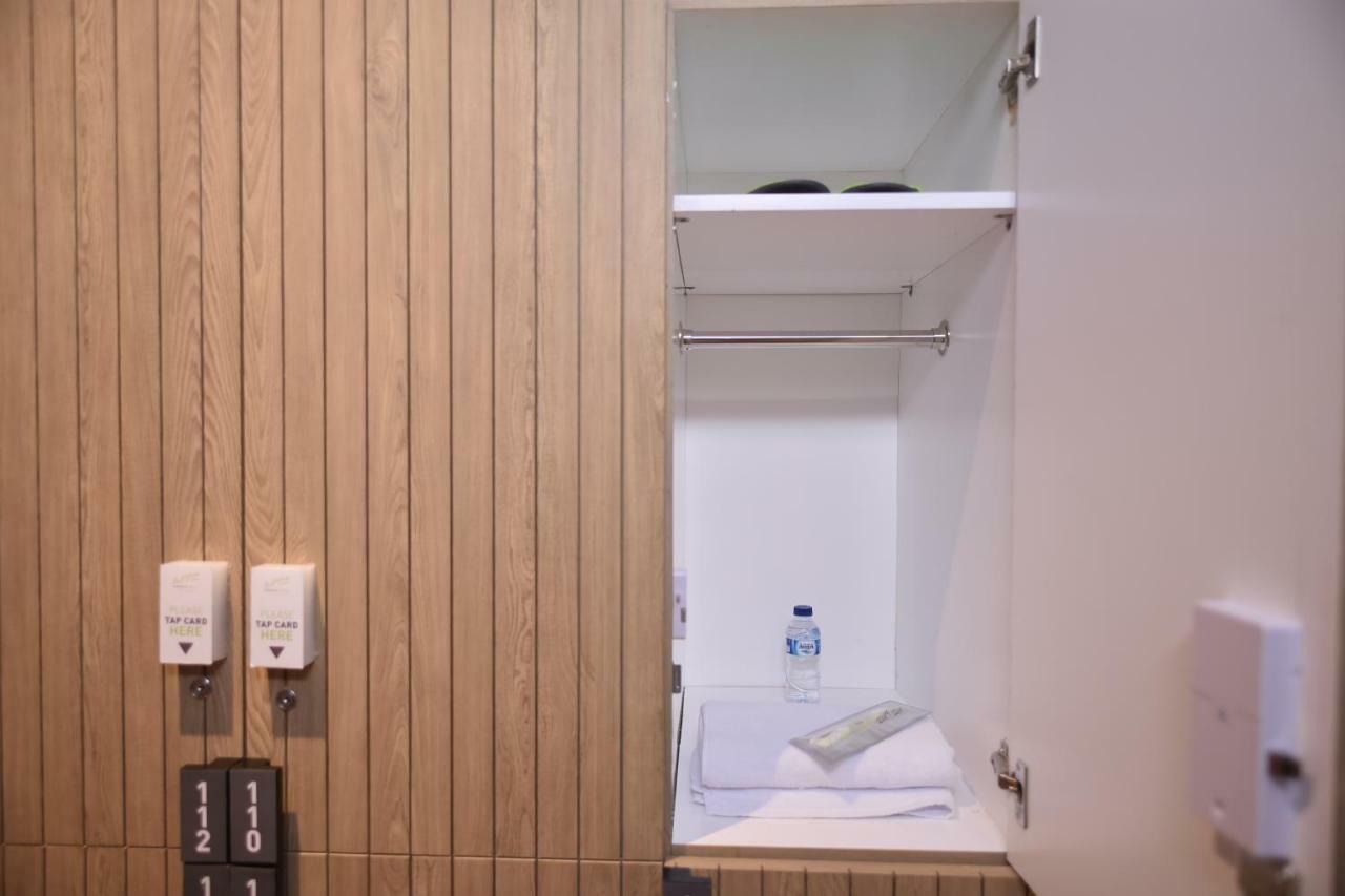Whiz Capsule Hotel Thamrin Jakarta Exterior photo